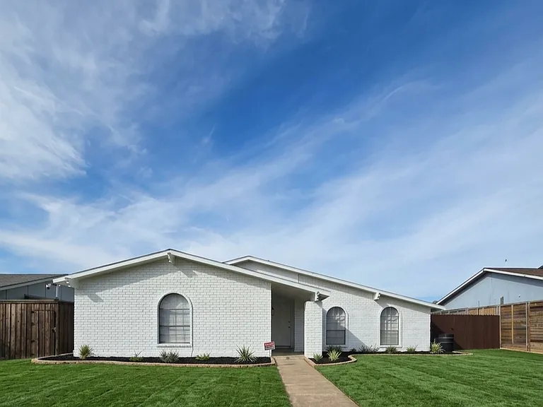10247 Green Ash Rd — Photo 1