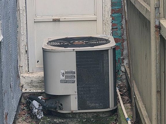 4th image of 3049 N Lawrence St