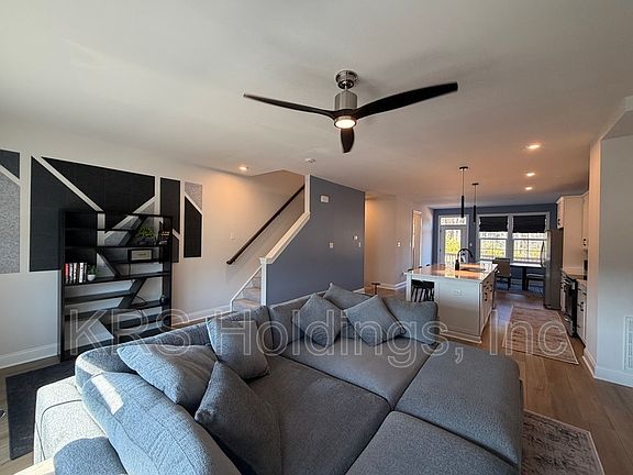 3rd image of 2027 Melbourne St