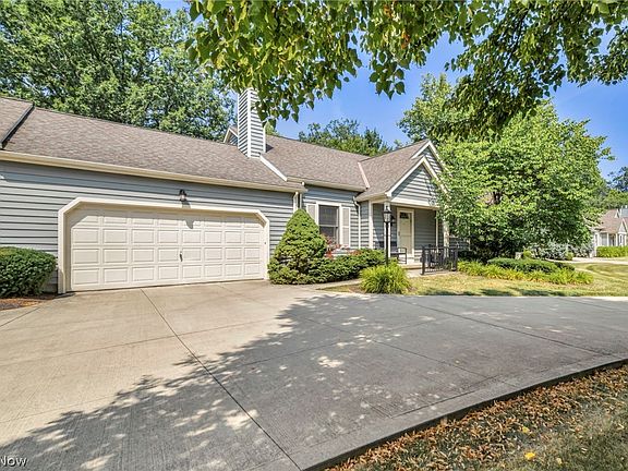 3rd image of 42 Pond Dr