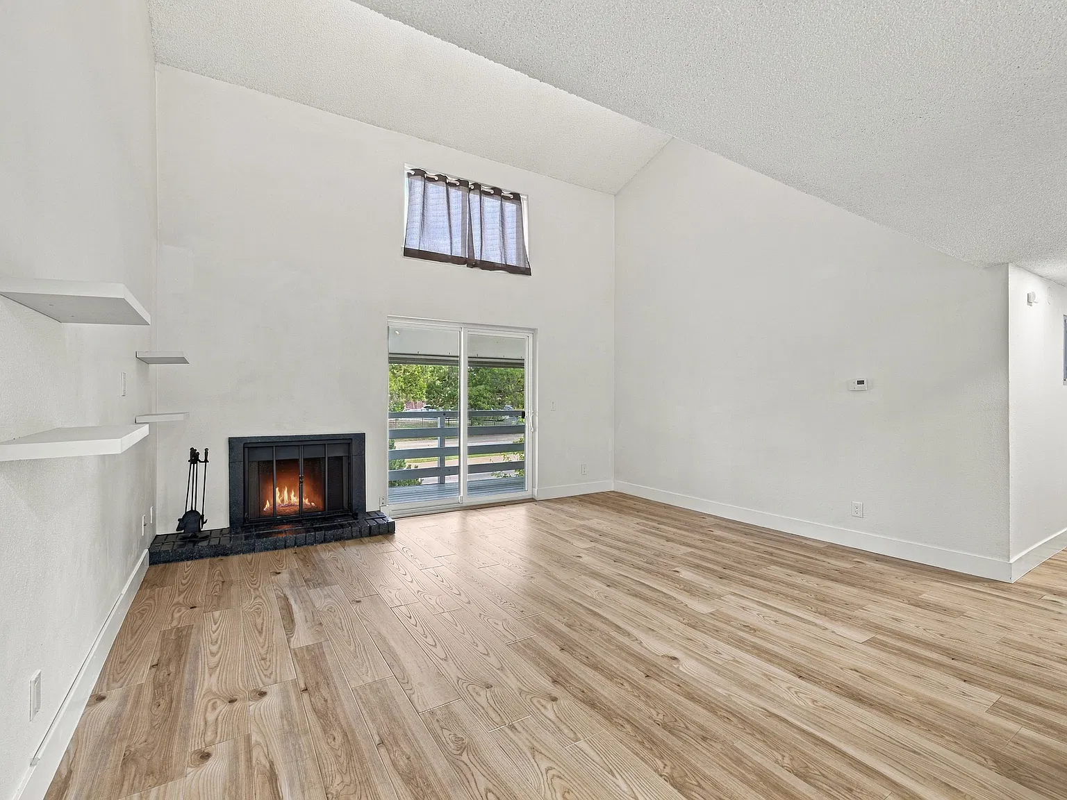 1 bed, 888 sqft, $1,550 — Photo 3