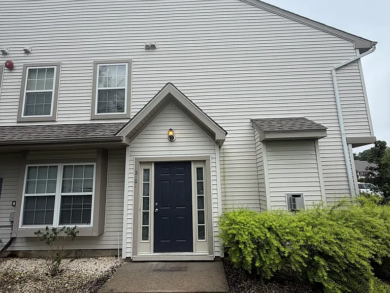 2501 Beacon Hill Dr — Photo 1