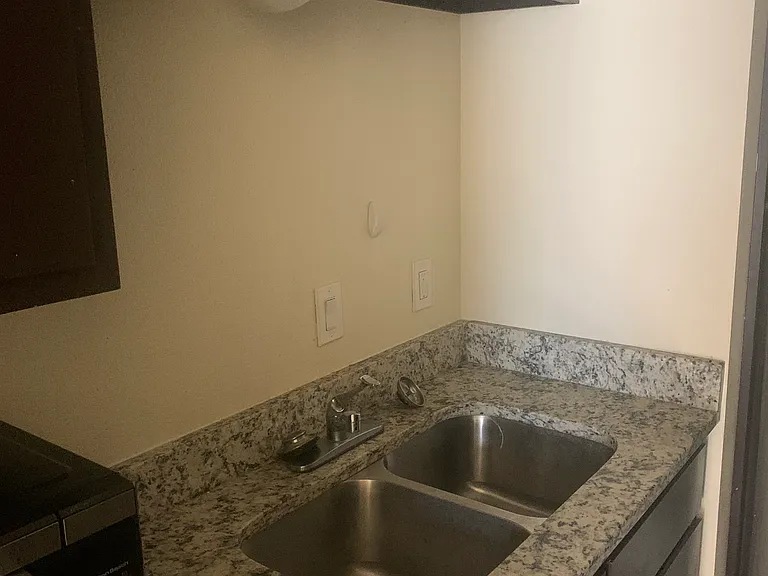 Hampshire Apartments — Photo 18