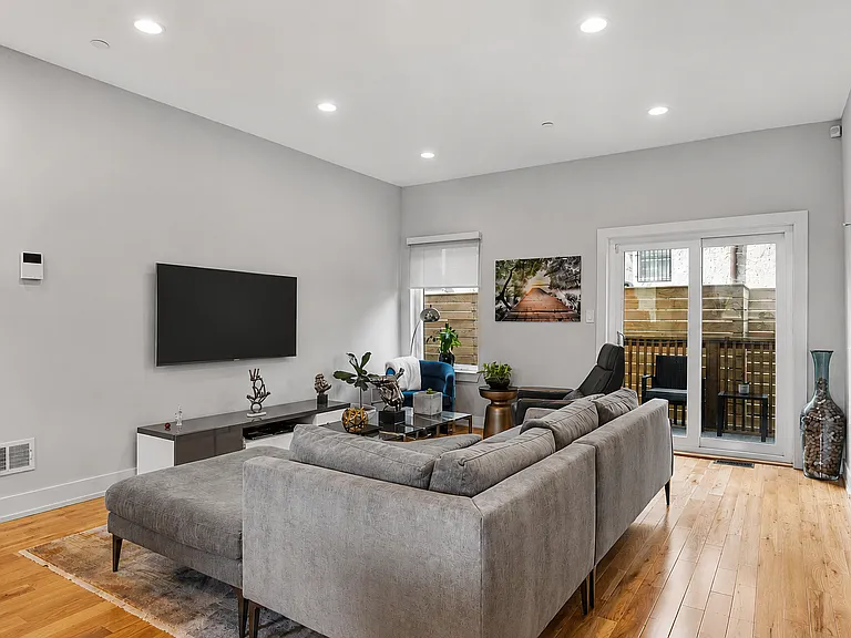 1726 Waterloo St — Photo 4