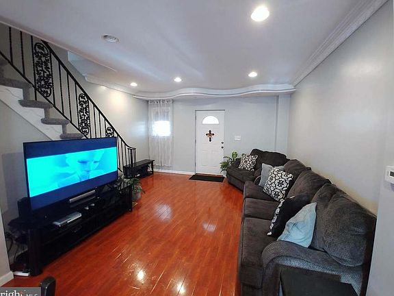 3rd image of 906 Marcella St
