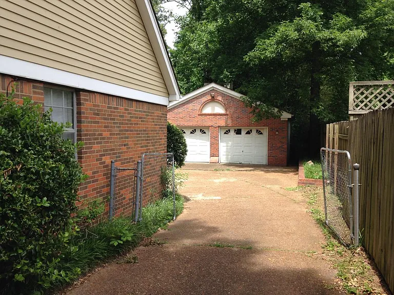 2900 Clearwood Rd — Photo 2