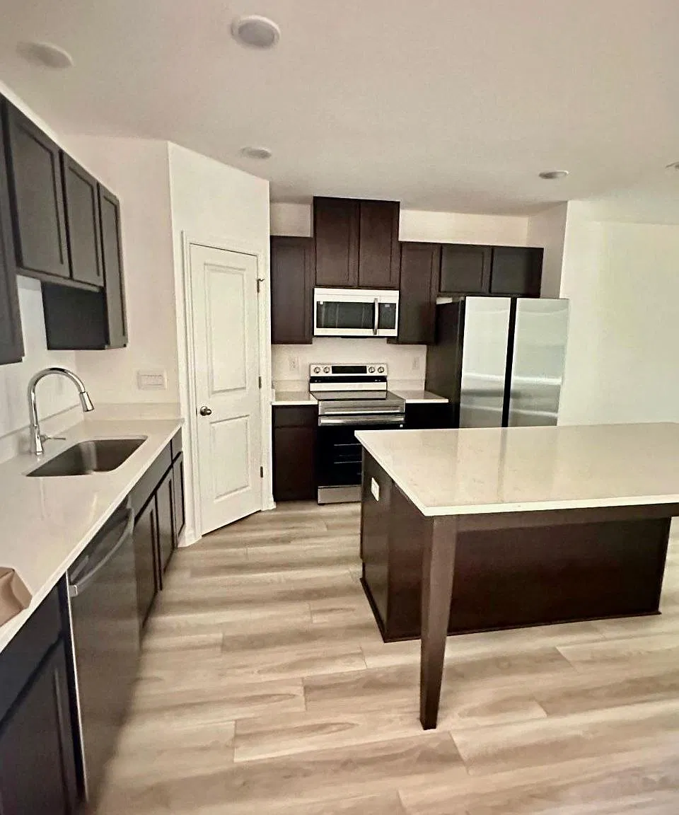 3 bed, 2.5 bath, 1694 sqft, $2,400 — Photo 2