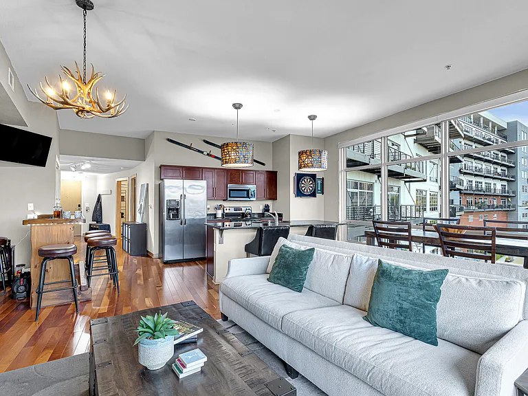 106 W Seeboth St #407 — Photo 7
