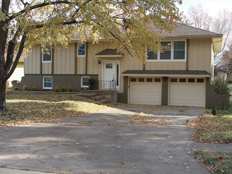 1st image of 1601 NE Rosewood Dr