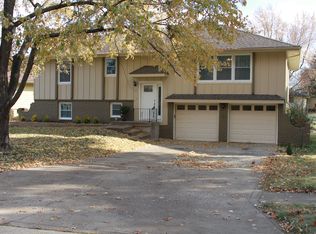 1601 NE Rosewood Dr, Gladstone, MO 64118