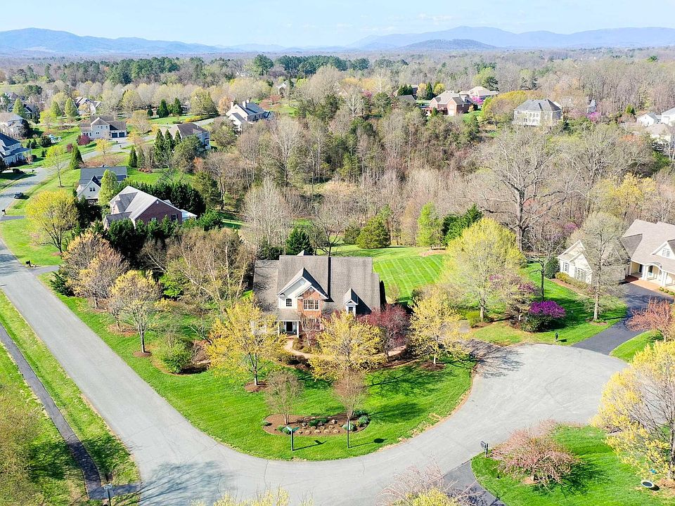 1st image of 820 Carlyle Pl