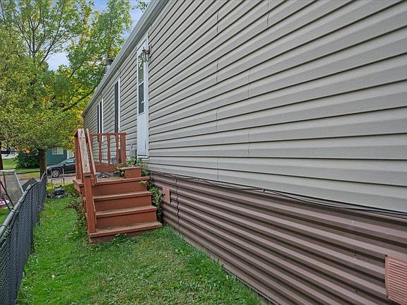 3rd image of 19 Holly Ln