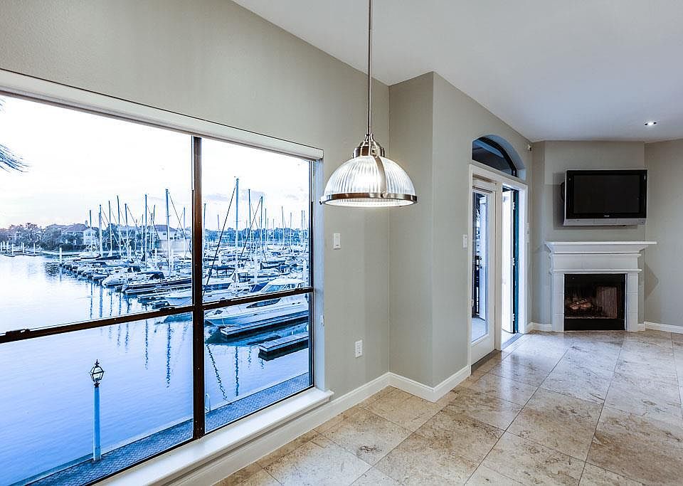 1st image of 465 Mariners Dr
