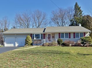 18 Chestnut Ridge Rd, Holmdel, NJ 07733