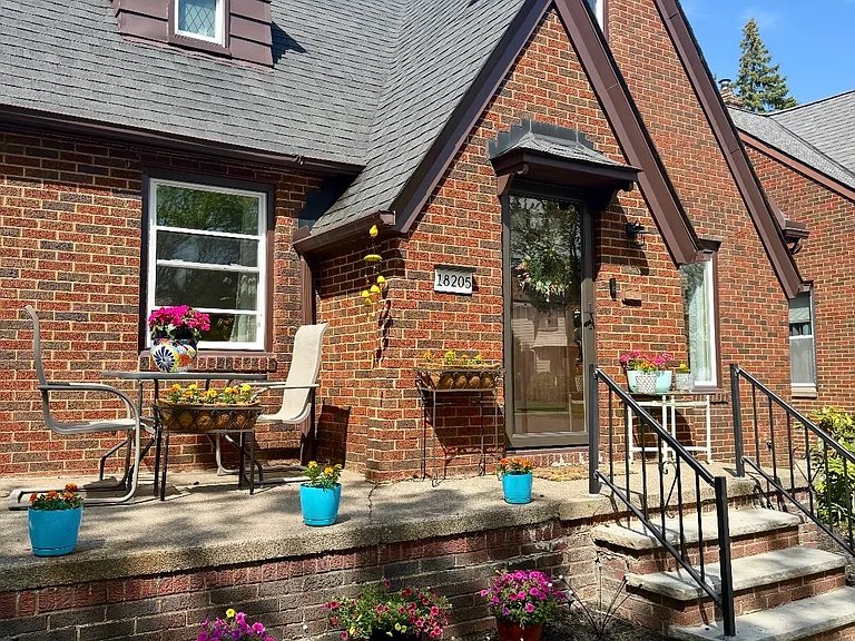 18205 E Park Dr — Photo 1