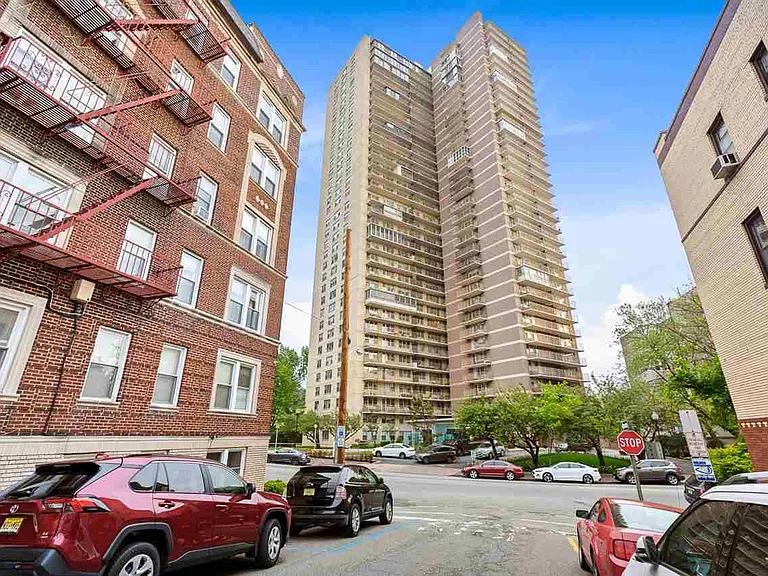 6040 Boulevard East #3L — Photo 2