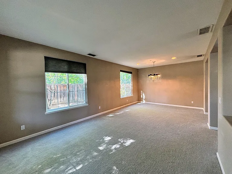 378 Roundhill Dr — Photo 6