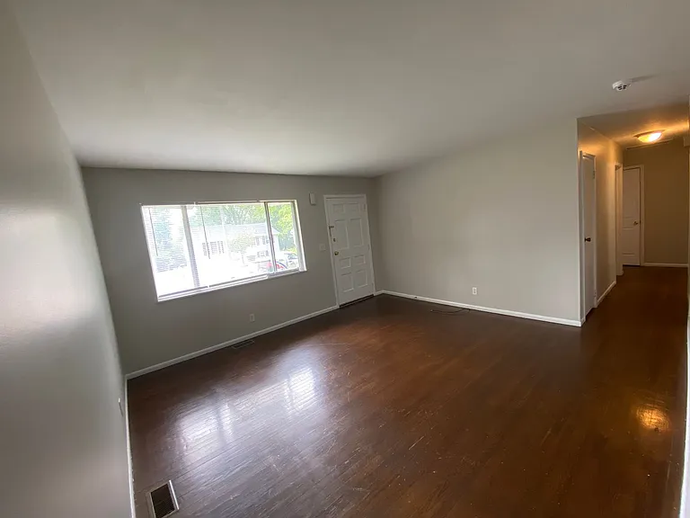 237 Vanderbilt Dr — Photo 2