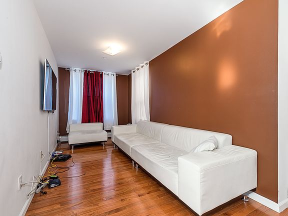 3rd image of 2527 Matthews Ave