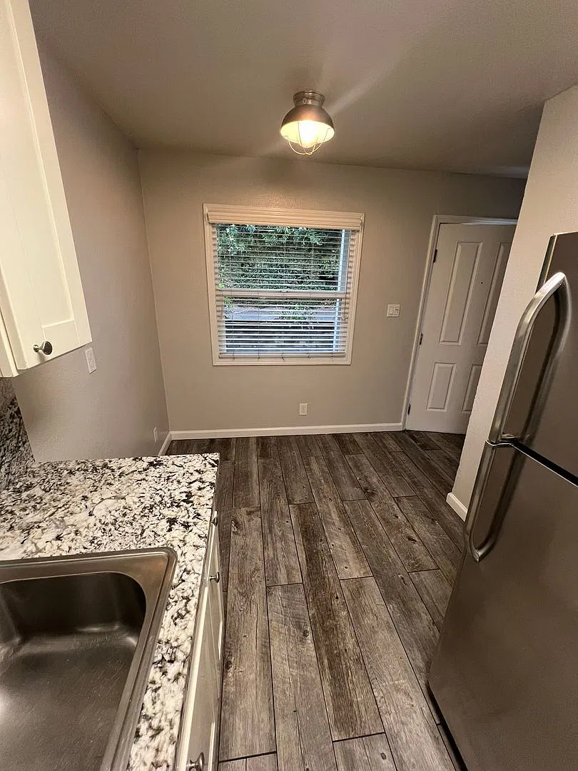 012 - 370 N Fair Oaks Ave — Photo 4