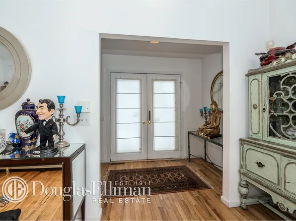 8 Buttercup Ln, Westhampton, NY 11977