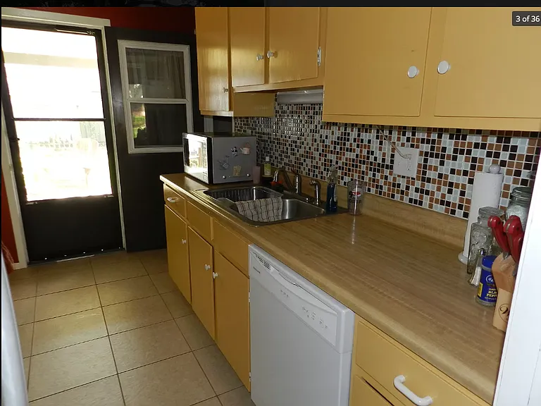 402 Thompson Dr — Photo 3