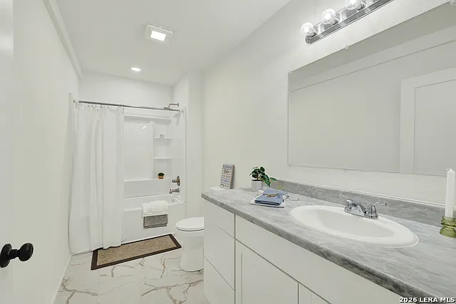 312 N Lavernia — Photo 23