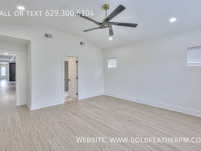 402B E Trinity Ln — Photo 17
