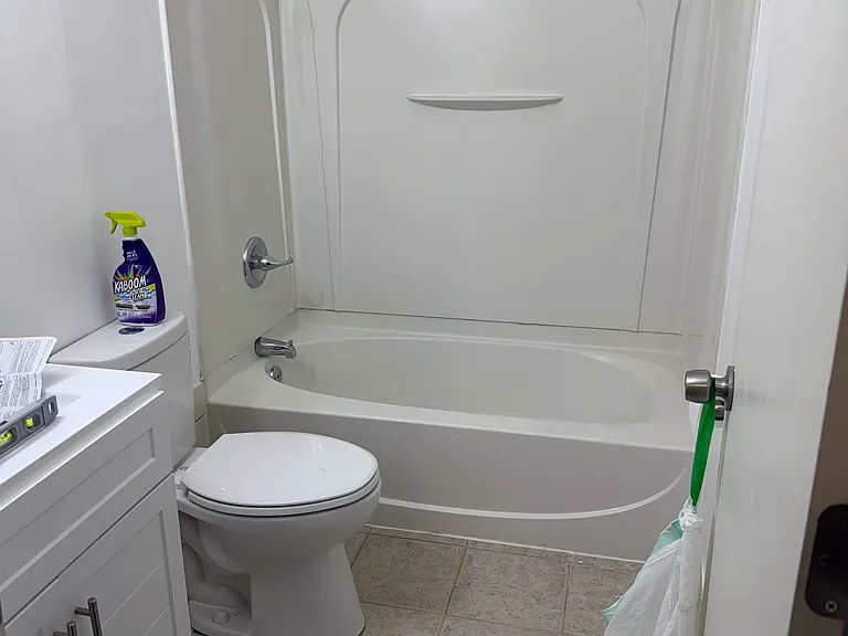 Upstairs Full Bathroom