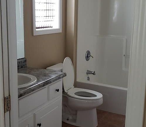 4th image of 305 Fulton Dr
