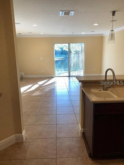 3 bed, 2.5 bath, 1468 sqft, $1,950 — Photo 3