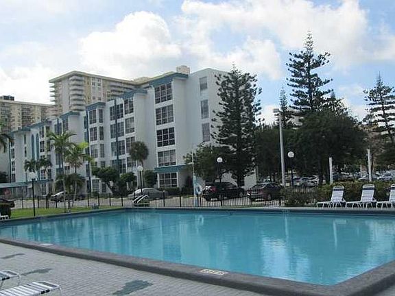 3rd image of 17620 Atlantic Blvd APT 315