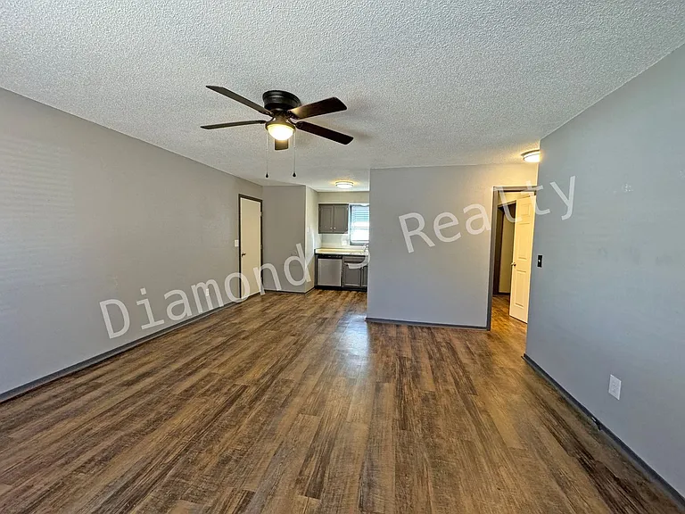 1503 W Rainey Duplex — Photo 6