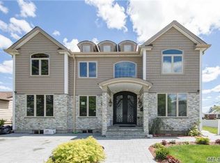 67 Cliff Dr, Hicksville, NY 11801