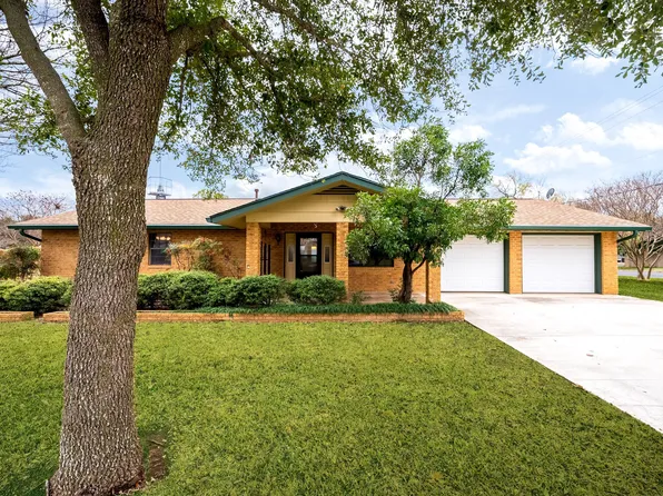 101 E Grothe St, Fredericksburg, TX 78624