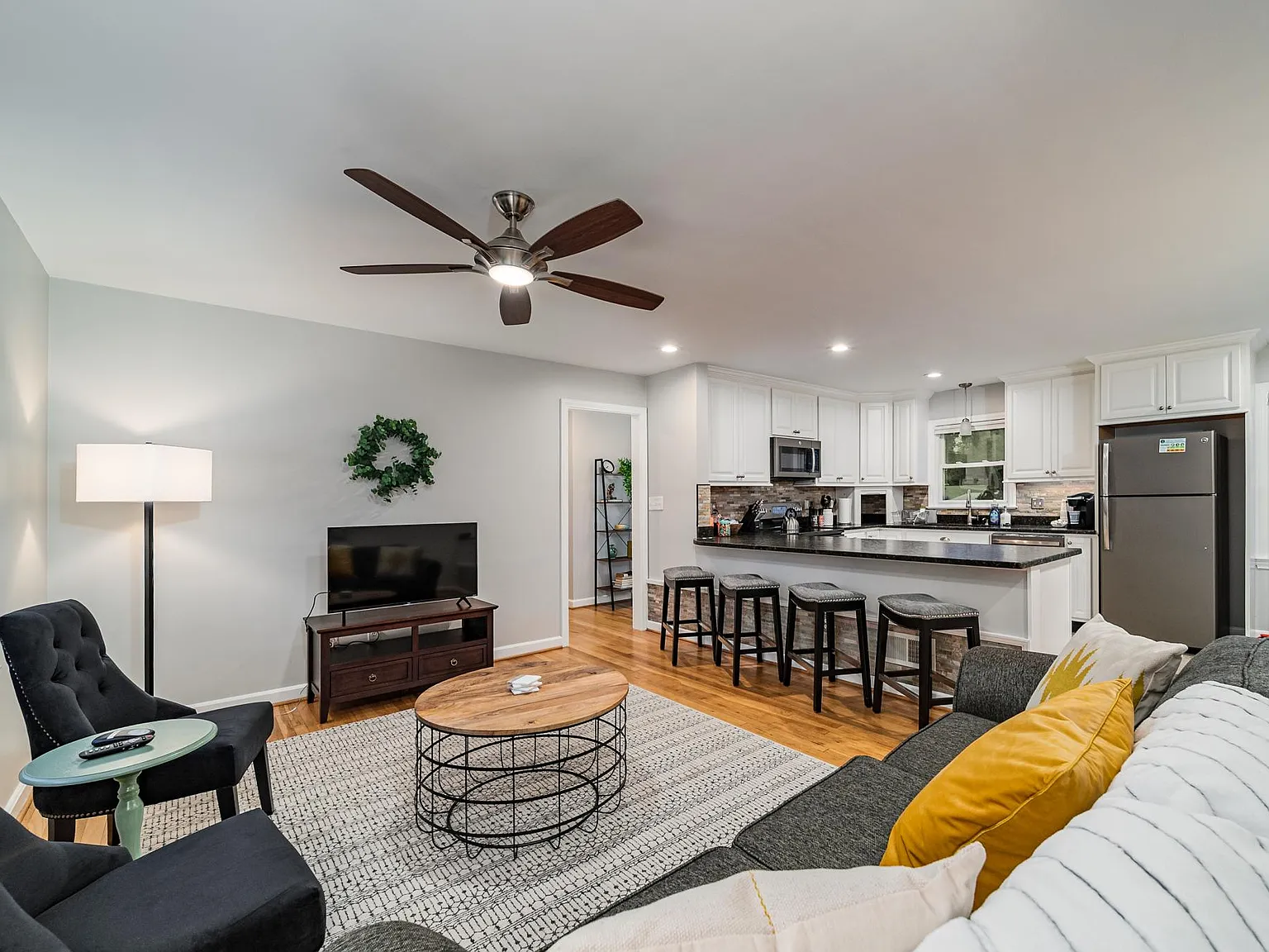3 bed, 1250 sqft, $3,300 — Photo 4