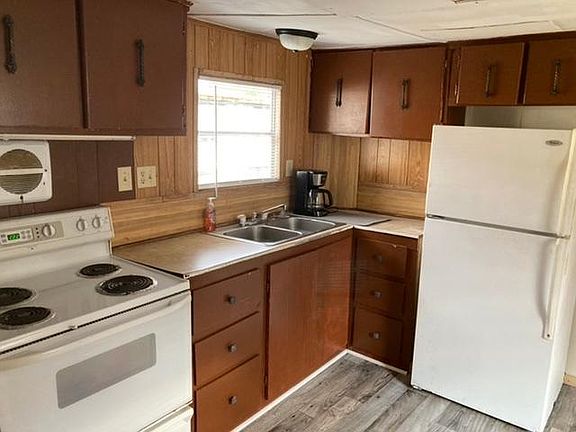 4th image of 2490 Meadows Park Ln