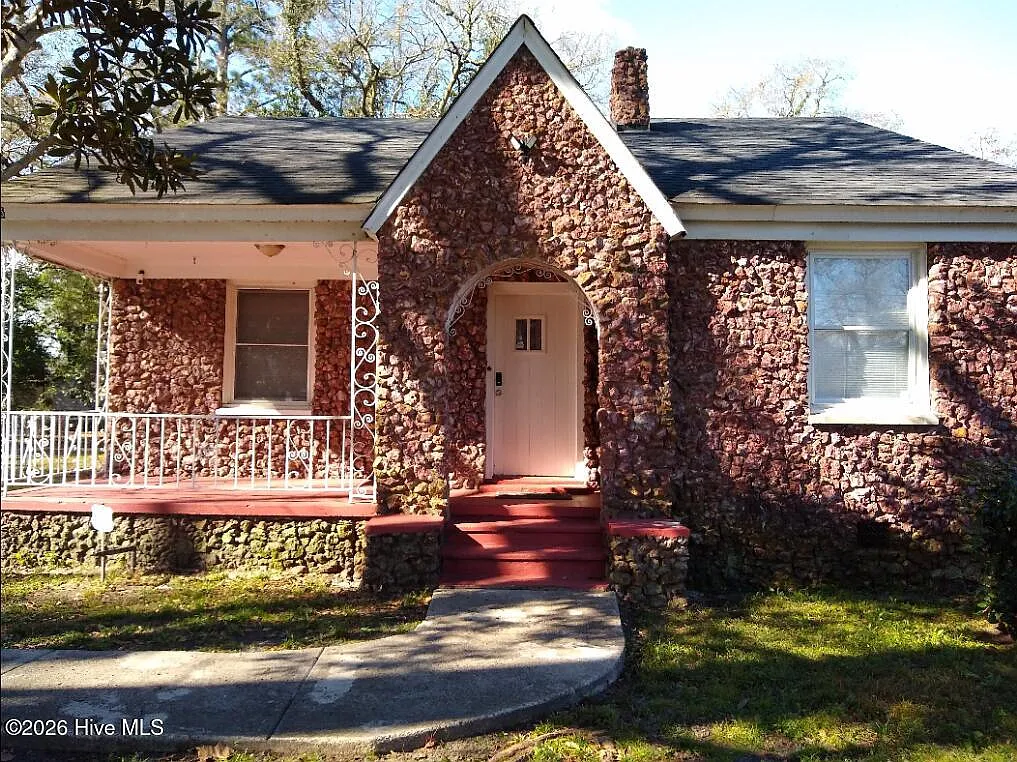 3 bed, 1.0 bath, 1281 sqft, $1,200 — Photo 1