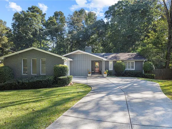 698 Rollingwood Dr, Stone Mountain, GA 30087