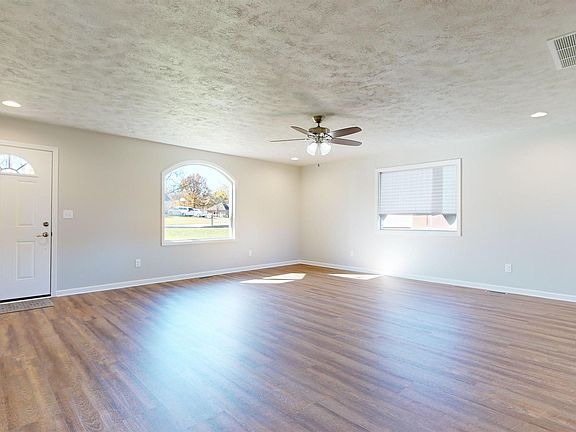 4th image of 1812 W Essex Pl