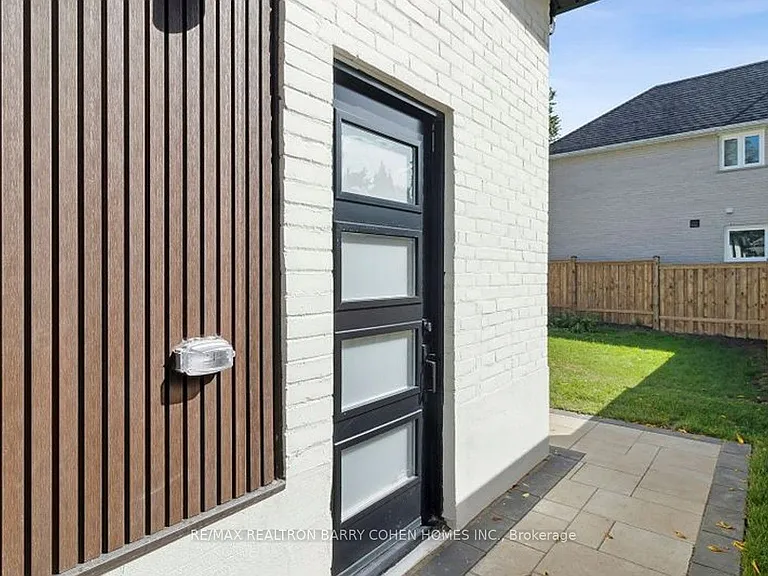 31 Kennedy St W — Photo 2