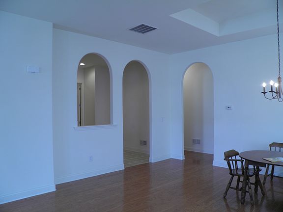 Arched doorways, hardwd flooring