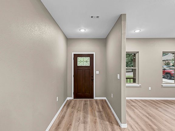 3rd image of 207 Dogwood Dr