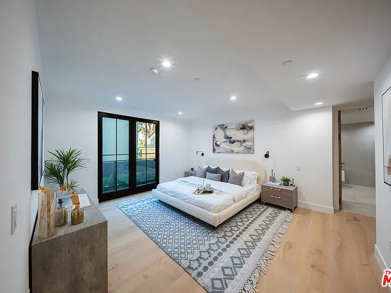 10352 Riverside Dr #103 — Photo 9