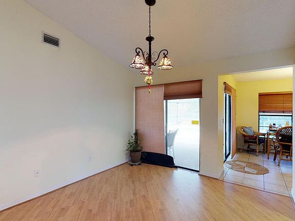 5th image of 306 Vin Rose Cir SE