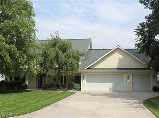 15481 Oak Ridge Dr, Spring Lake, MI 49456