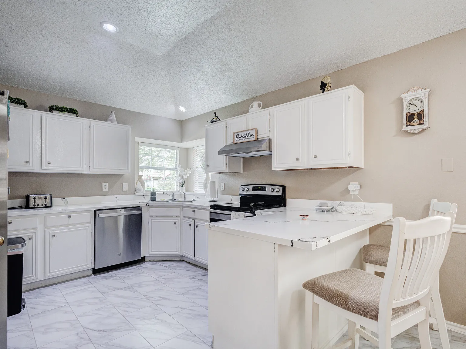 1517 Wesley Dr — Photo 3
