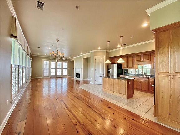 3rd image of 2075 Lakeshore Dr #13