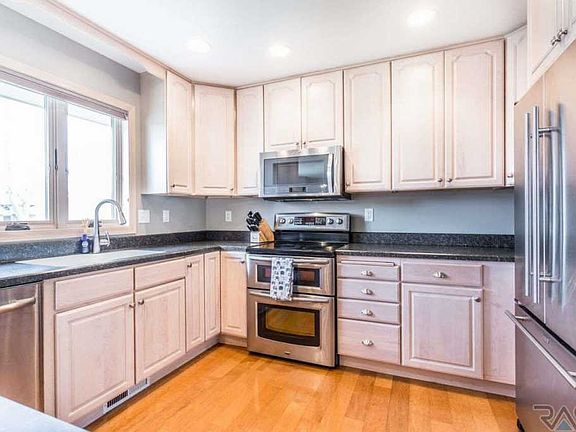 4th image of 1001 E 61st St