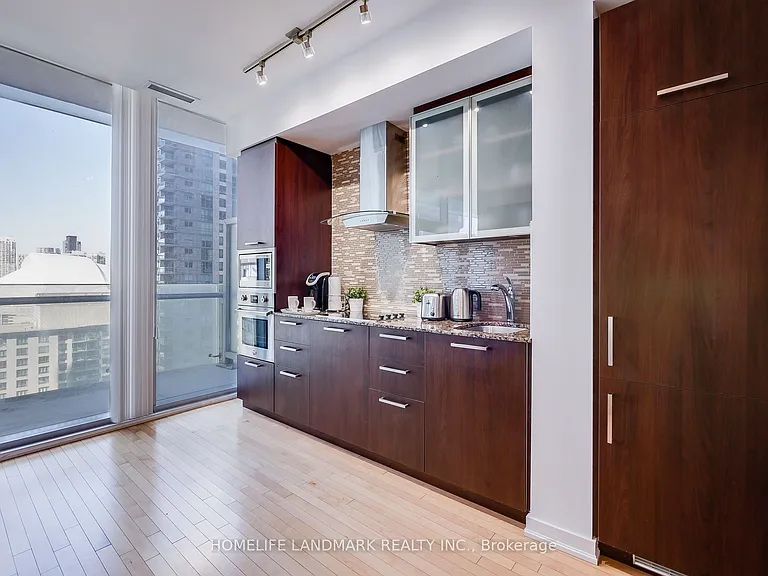 14 York St #1807 — Photo 7